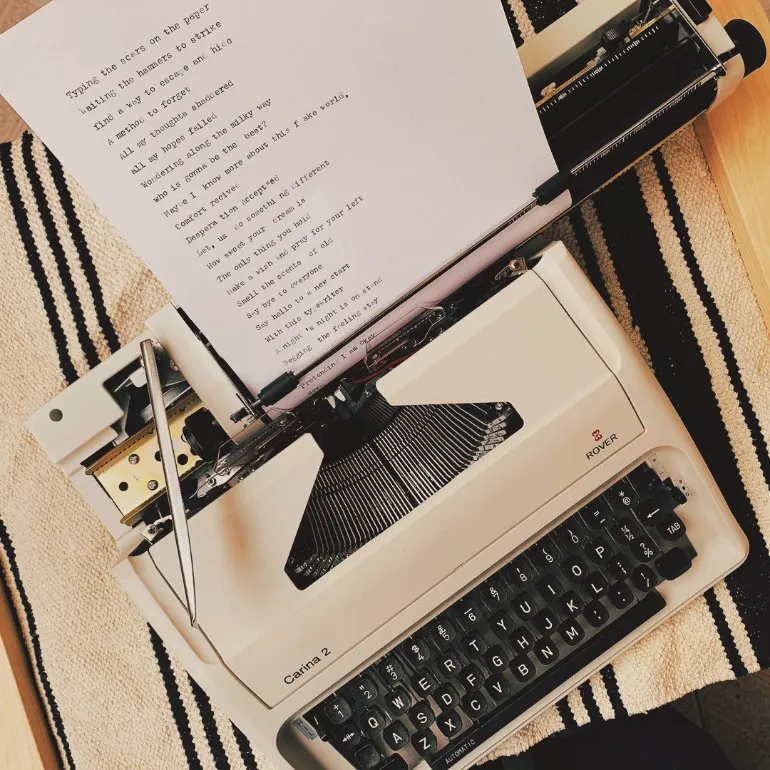 Retro Mechanical Wired & Wireless Keyboard Mechanical English Russian Typewriter/Ribbon Printer with Tablet Stand Portable Manual/ Old Printer